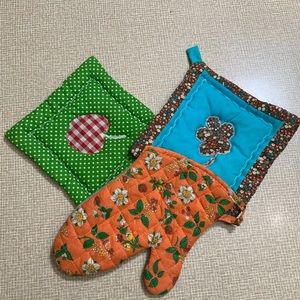 Vintage Strawberry Print Oven Mitt and Pot Holders